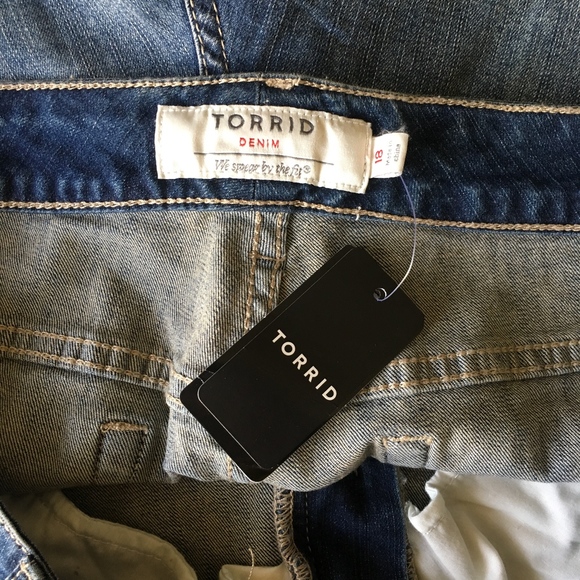 Torrid Dark Wash Double Seam Short Short - Picture 5 of 7